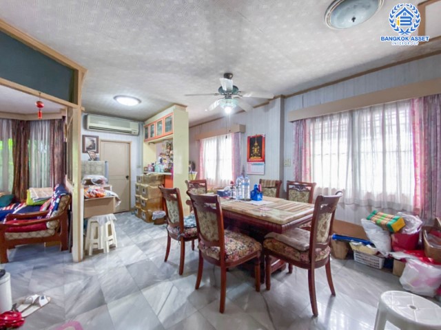 *****บ้านเดี่ยวมือสอง ! ม.ปรีชา พหลโยธิน87 เนื้อที่กว้างถึง 80.6 ตร.ว บ้านสวย สภาพดี พร้อมอยู่ เน้นความเป็นส่วนตัว รองรับทุกครอบครัวด้วยฟังก์ชั่น 3 ห้องนอน 3 ห้องน้ำ 2 ที่จอดรถ พิเศษสุดๆ โอนในปี 2564 นี้ รับทันทีทองคำแท่ง 10 บาท !! การเดินทางสะดวกสบายเข้าออกได้หลายเส้นทาง ใกล้รถไฟฟ้าสาย สีแดงเข้ม "สถานีหลักหก"